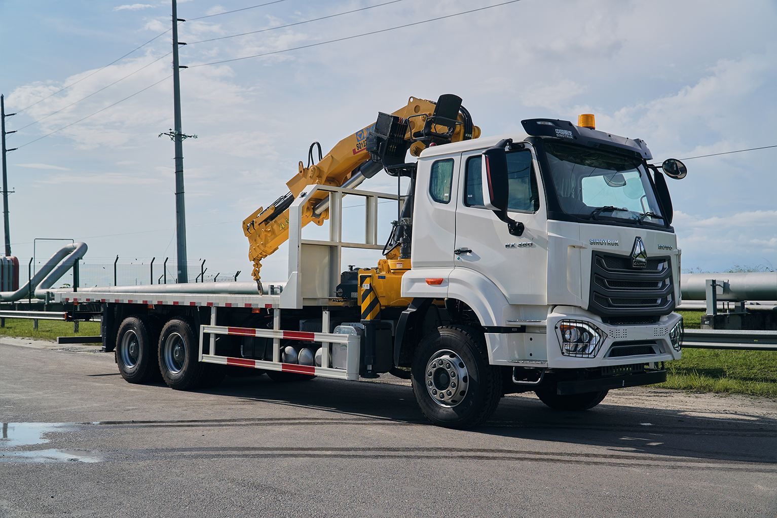 SINOTRUK NX 12T CRANE RHD