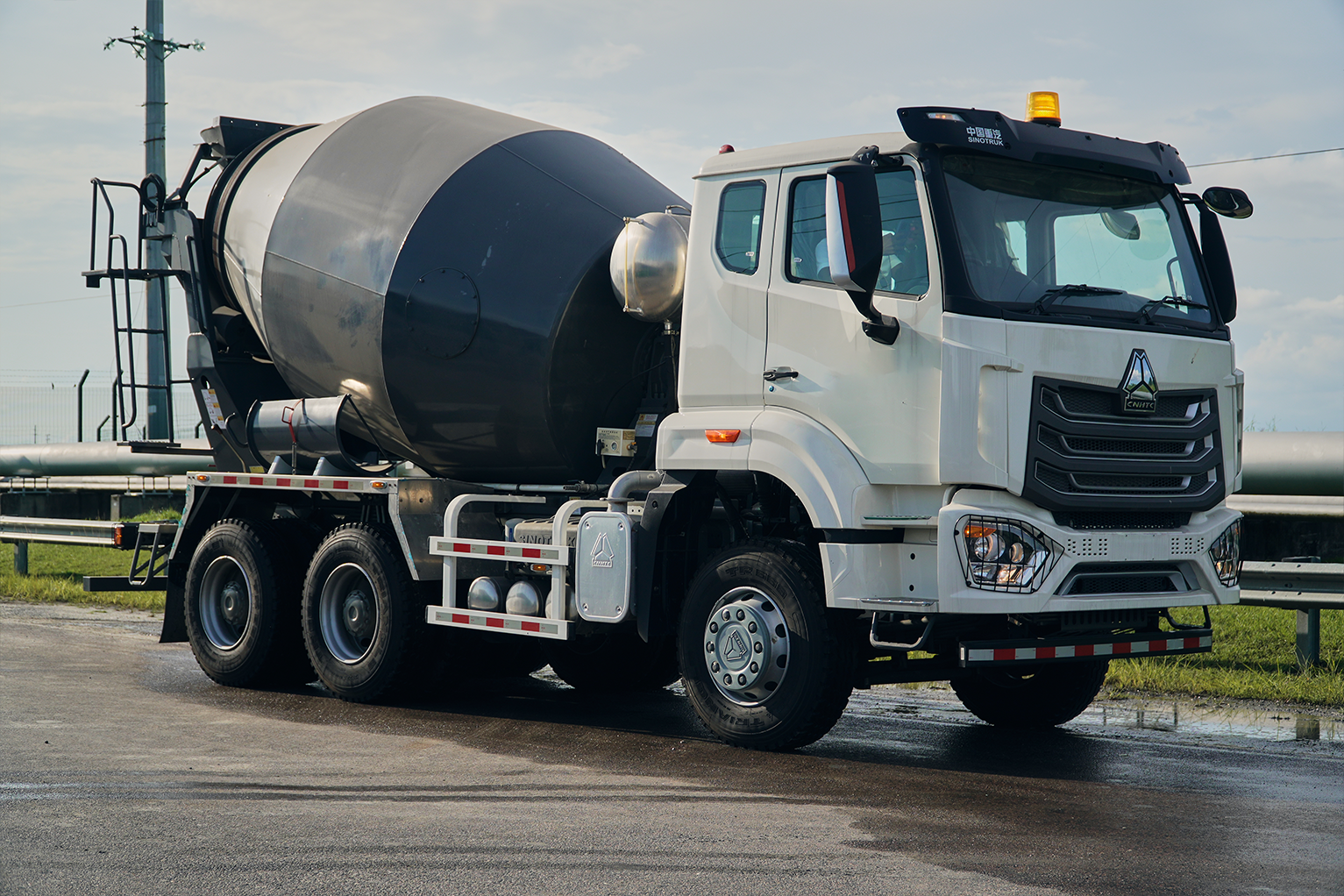 SINOTRUK NX 8CBM MIX RHD